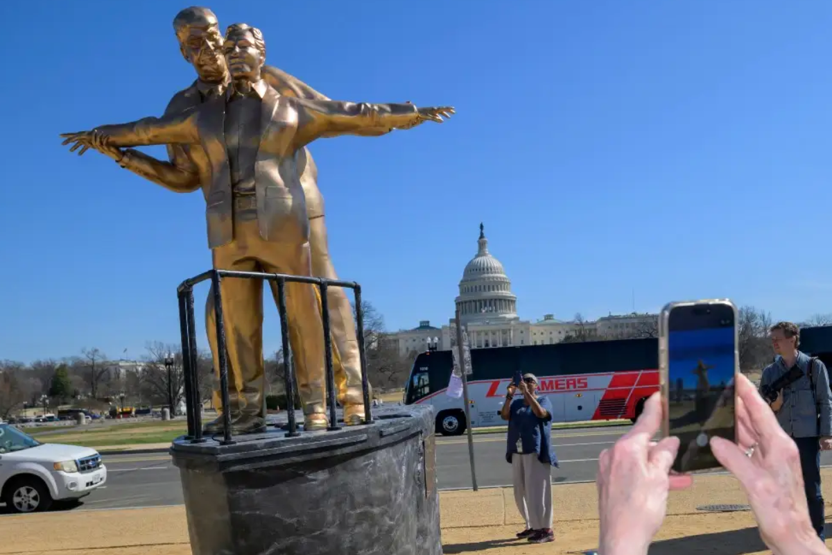 වොෂින්ටනයේ කැළඹීමක් - ට්‍රම්ප් සහ එප්ස්ටයින්ගේ පිළිකුල් සහගත පිළිමයක් මතුවේ | Titanic Display With Trump Epstein