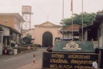 கைதிகளிடம் இருந்து ஐந்து சிம் அட்டைகளை கைப்பற்றிய அதிரடிப்படையினர்: இருவர் கைது