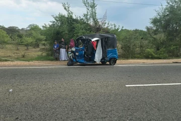 கார் - முச்சக்கரவண்டி நேருக்கு நேர் மோதி ஒருவர் பலி; மற்றொருவர் படுகாயம்