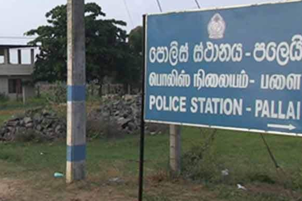 வீட்டுக்கு சென்றுகொண்டிருந்த இளைஞன் மீது சரமாரி வாள்வெட்டு! யாழ்.போதனா வைத்தியசாலையில் அனுமதி | Sword Cuts On The Young Ma Jaffna