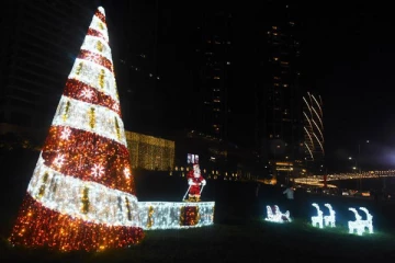 கொழும்பின் முக்கிய பகுதியில் ஒளிரும் வண்ணமயமான விளக்குகள் (Photos)