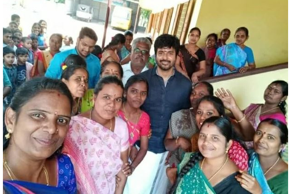 நீண்ட நாட்களுக்கு பிறகு சொந்த ஊருக்கு சென்றுள்ள நடிகர் சிவகார்த்திகேயன்- யாருடன் புகைப்படம் எடுத்தார் பாருங்க | Sivakarthikeyan In His Hometown