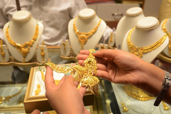 அதிரடியாக குறைந்தது தங்கம் விலை; மகிழ்ச்சியில் இல்லத்தரசிகள்! | Dramatically Low Gold Prices Happy Housewives