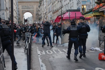பாரிஸில் பொலிசார் மற்றும் போராட்டக்காரர்கள் இடையே மோதல்!