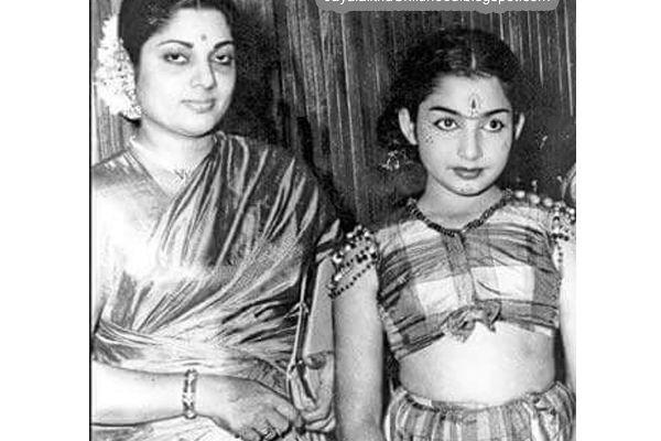 மறைந்த நடிகை ஜெயலலிதாவின் அம்மாவை பார்த்துள்ளீர்களா.. வெளிவந்த புகைப்படம் | Jayalalitha With Her Mother Rare Photo