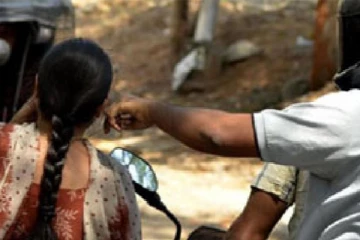 மாணவியின் தங்கச் சங்கிலியை பறித்த கொள்ளையனுடன் சண்டையிட்ட தோழி