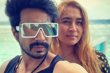 மனைவியை வைத்து பெட்ரூமில் ஆடையில்லா புகைப்படத்தை எடுத்த பிரபல நடிகர்! விளாசும் ரசிகர்கள்..