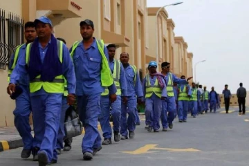 இரத்தமும் வியர்வையும் சிந்தி உழைத்த புலம்பெயர் தொழிலாளர்கள்... இரக்கமின்றி வெளியேற்றும் நாடு