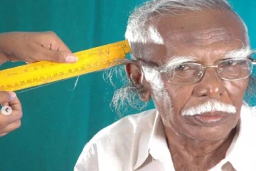 காதுமுடியால் கின்னஸ் சாதனை படைத்த முன்ளாள் அதிபர்!(Photos)