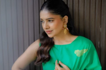 நிகழ்ச்சிக்கு சேலையில் அழகாக வந்த வாணி போஜன்