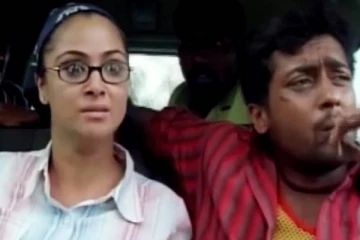 பிதாமகன் சூர்யா மாதிரி யோசிச்சிருக்கான்!! நடிகை நமீதாவை கடத்தி சென்ற ரசிகர்..