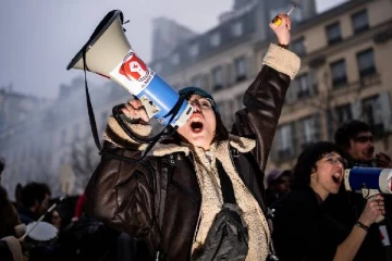 பொலிஸார் தாக்கி விதைப்பை-யை இழந்த பிரான்ஸ் இளைஞர்! ஓய்வூதிய போராட்டத்தில் நேர்ந்த விபரீதம்