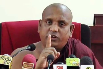 අපි කොන්ද පණ නැති එවුන් නෙමෙයි,ඊළඟට නාමල් රාජපක්ෂ මේ රටේ ජනාධිපති කරලා තමයි පස්ස බලන්නේ - ඉත්තෑකන්දේ සද්ධාතිස්ස හිමි