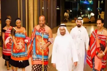 15 மனைவிகள்; 30 குழந்தைகளுடன் டூர் போன மன்னர்; ஸ்தம்பித்த ஏர்போர்ட் - வீடியோ வைரல்!