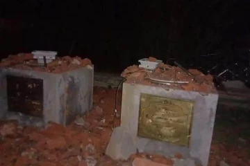 டி.ஏ.ராஜபக்ஷ நினைவுத் தூபி அழிப்பு (Photo)