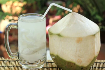 தேங்காய் தண்ணீரை தொடர்ந்து குடித்து வந்தால் என்ன நடக்கும் தெரியுமா? கண்டிப்பா தெரிஞ்சிகோங்க