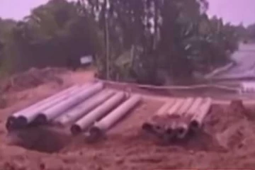 කුඩා දරුවෙකු භූගත කුහරයකට ඇදවැටී සිරවෙයි - දැවැන්ත පුදා ගැනීමේ මෙහෙයුමක් (VIDEO)