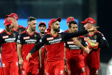 அடுத்தாண்டு ஐபிஎல் தொடரில் ஆர்சிபி அணி தக்கவைக்கும் வீரர்கள் இவர்களா? கோலி இடத்தில் யார்?