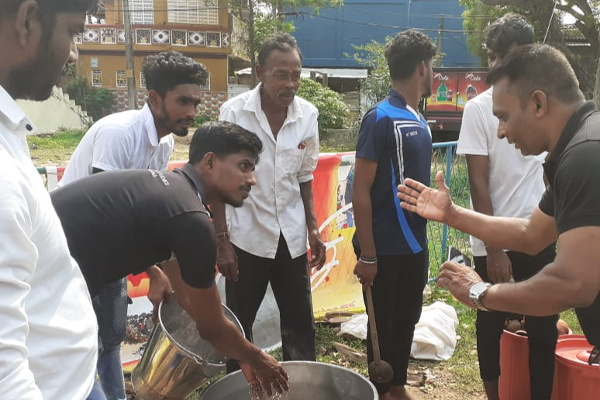 தமிழர் தலைநகரில் மக்கள் பங்களிப்புடன் வழங்கப்பட்ட முள்ளிவாய்க்கால் நினைவுக்கஞ்சி! | Mullivaikkal Remembrance Day In Trinco