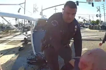 நொடிப்பொழுதில் பொலிஸாரால் காப்பாற்றப்பட்ட விமானி! வெளியான திகில் வீடியோ