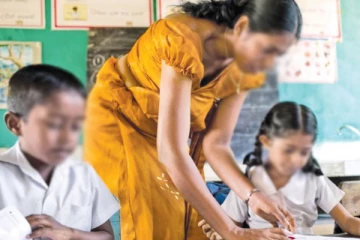 වහාම ක්‍රියාත්මක වන පරිදි ස්ථාන මාරුවීම් ලද ගුරුවරුන් සේවයෙන් නිදහස් කරන්න.