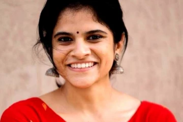 பிக் பாஸ் மாயாவின் தாய், தந்தை மற்றும் மூன்று சகோதரிகளை பார்த்துள்ளீர்களா.. அழகிய குடும்ப புகைப்படம்..