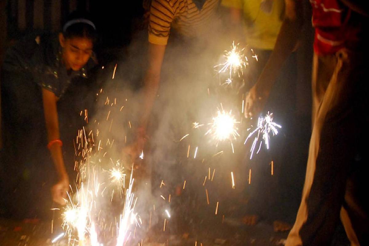 நாய் குரைத்ததால் பெண் மீது சரமாரித் தாக்குதல் ; சமூக வலைதளங்களில் வைரலான வீடியோ | Woman Attacked In A Barrage Of Attacks Barking Dog