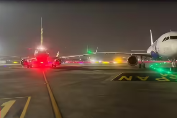 බිහිසුණු අනතුරක් - ගුවන් යානා දෙකක තටු එකට හැප්පෙයි | Planes Clip Wings At Mumbai Airport