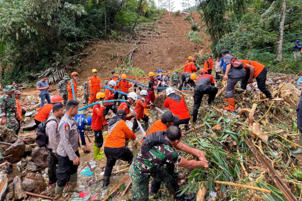 இந்தோனேசியாவில் பெரும் துயரம்; மண்ணில் புதையுண்ட 21 பேர் | 21 People Trapped In Landslide In Indonesia