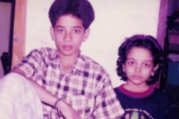 இந்த புகைப்படத்தில் இருக்கும் பிரபல நடிகர் யார் தெரியுமா! யாருனு தெரிஞ்சா ஷாக் ஆகிடுவீங்க