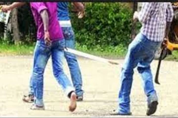 இரு குழுக்களுக்கிடையே வாள்வெட்டு: இருவர் படுகாயம்