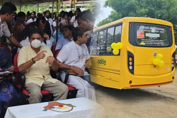 சுழிபுரம் விக்டோரியா கல்லூரிக்கு பேருந்தினை வழங்கிய சஜித்