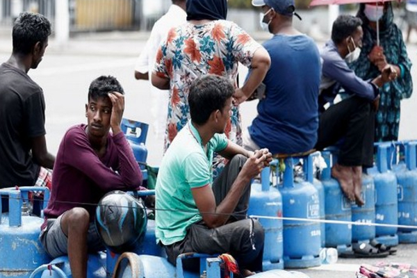 எரிவாயுவுக்கு பற்றாக்குறை! பிரதான நகரங்களில் காத்திருக்கும் மக்கள் - மீ்ண்டும் வரிசை யுகமா.. | Cooking Gas Shortage In Sri Lanka