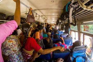 ஓடும் பேருந்தில் ஆசிரியையின் மோசமான செயல்; மாணவிக்கு பளார்!