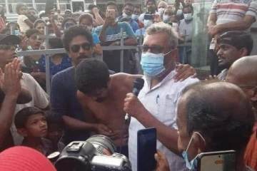 சிலுவைப் போராட்டக் களத்தில் மஹிந்த தேசப்பிரிய!