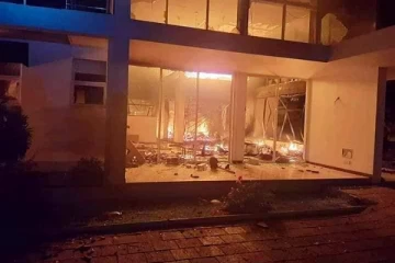 ஜனாதிபதி கோட்டாபயவின் ஆஸ்தான சோதிடர் ஞானக்காவின் வீடும் தீக்கிரை(Video)