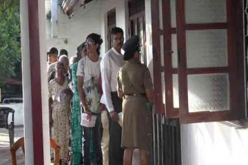 வாக்களிப்பு நிலையத்தில் பெண் அதிகாரி திடீரென மரணம்