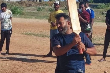 யாழில் இளைஞர்களுடன் கிரிக்கெட் விளையாடிய பிரபலம்: பகிரப்படும் புகைப்படம்