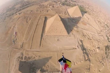 பிரமிடுக்கு அருகில் பறந்து பறந்து சாகசம் செய்யும் வீரர்கள்