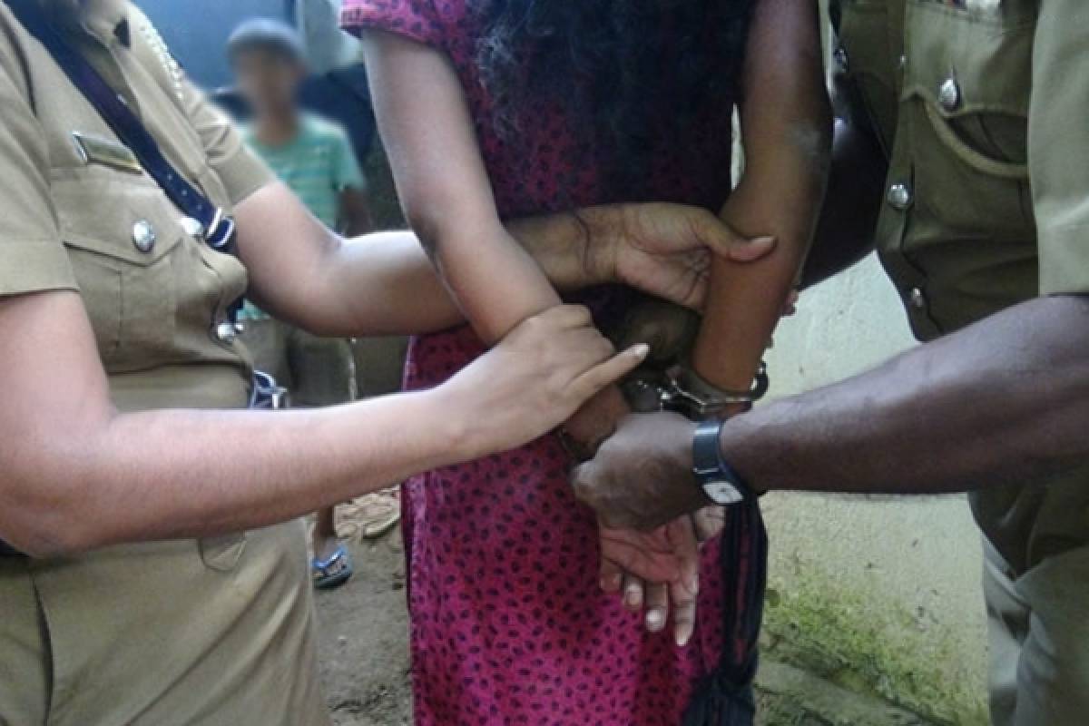 சிறைச்சாலை பேருந்தை காணொளி பதிவு செய்த பெண்ணுக்கு எடுக்கப்பட்ட நடவடிக்கை! | Woman Arrested For Recording Video Of Prison Bus சிறைச்சாலை பேருந்தை காணொளி பதிவு செய்த பெண்ணுக்கு எடுக்கப்பட்ட நடவடிக்கை! | Woman Arrested For Recording Video Of Prison Bus