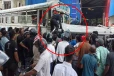 பாடசாலை வேனும் தனியார் பேருந்தும் நேருக்கு நேர் மோதி விபத்து