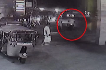 எரிபொருள் நிலையத்திற்கு அருகில் கொலை செய்யப்பட்ட இளைஞரின் இறுதி நிமிடங்கள்! சிசிடிவி காணொளி