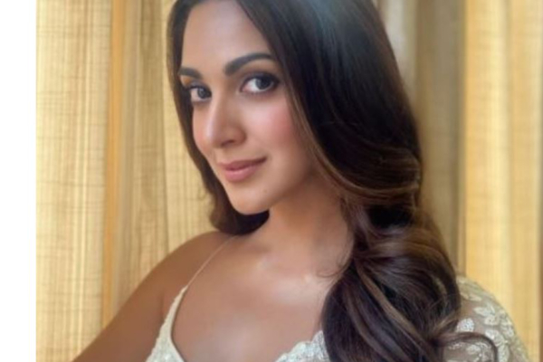 என்னோடு நின்று கொல்லடி விலகி செல்ல வேண்டுமோ? - கியாரஅத்வானியின் அழகிய புகைப்படங்கள் | Beautiful Photos Of Kiara Advani