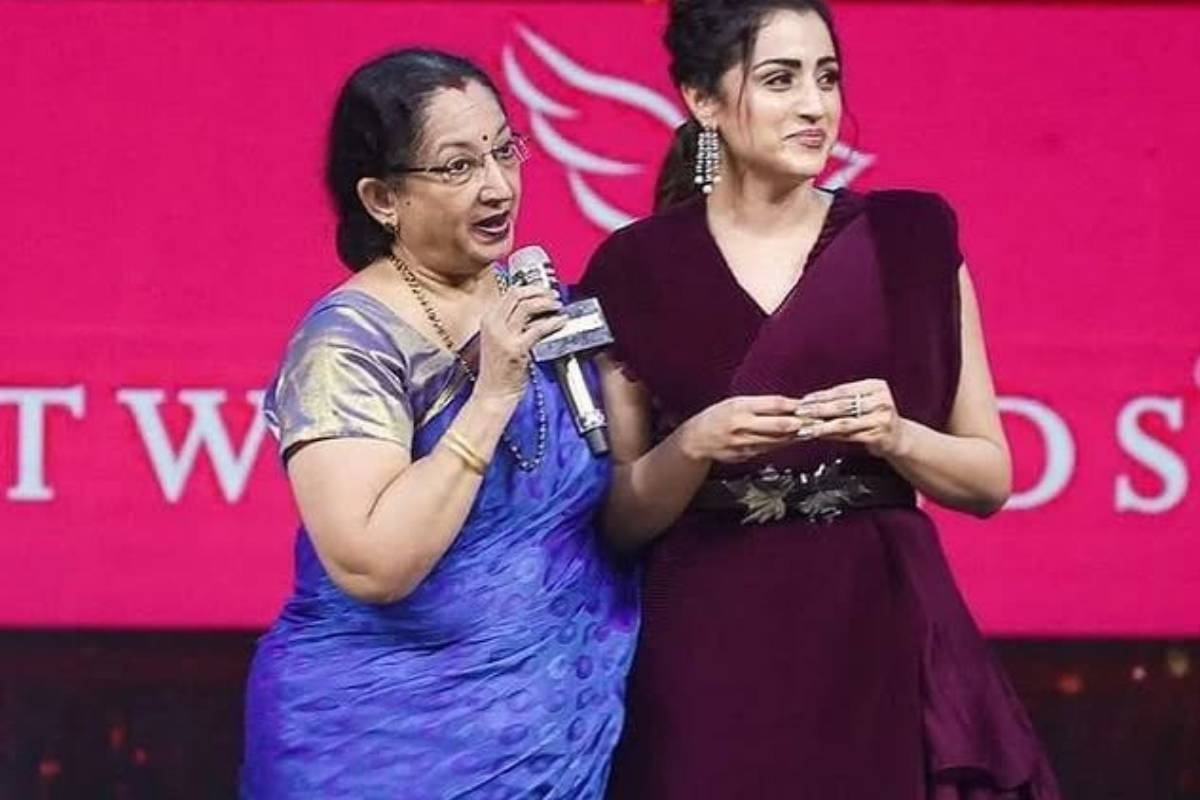 திரிஷா அதை செய்வாரா என்று யோசித்தேன்!! விஜய் அம்மா முன் சொன்ன டீச்சர்... | Trisha S Viral School Teacher Throwback Video