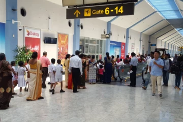 விமான நிலையத்தில் ஆணும் பெண்ணும் கைது