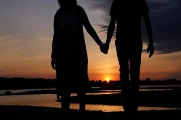 கணவனை விட்டு முன்னாள் காதலனுடன் ஓட்டம் பிடித்த பெண் - தேடும் காவல்துறை