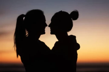 வீட்டை எதிர்த்து திருமணம் செய்துகொண்ட லெஸ்பியன் ஜோடி - வைரலாகும் புகைப்படம்!