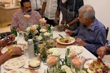 மஹிந்தவுடன் விருந்தில் கலந்து கொண்ட ரணில்!  பின்னணியிலுள்ள சூழ்ச்சி அம்பலம்