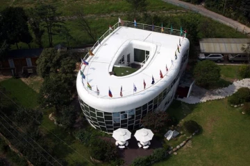 அம்மாவின் ஆசைக்காக கழிப்பறை வீட்டை கட்டி வாழ்ந்த விசித்திர நபர்!