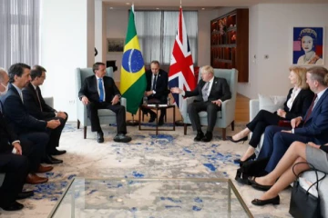 கொரோனா உறுதியாவதற்கு முன் பிரித்தானியா பிரதமர் போரிஸை சந்தித்து கை குலுக்கிய பிரேசில் அமைச்சர்! வெளியான வீடியோ